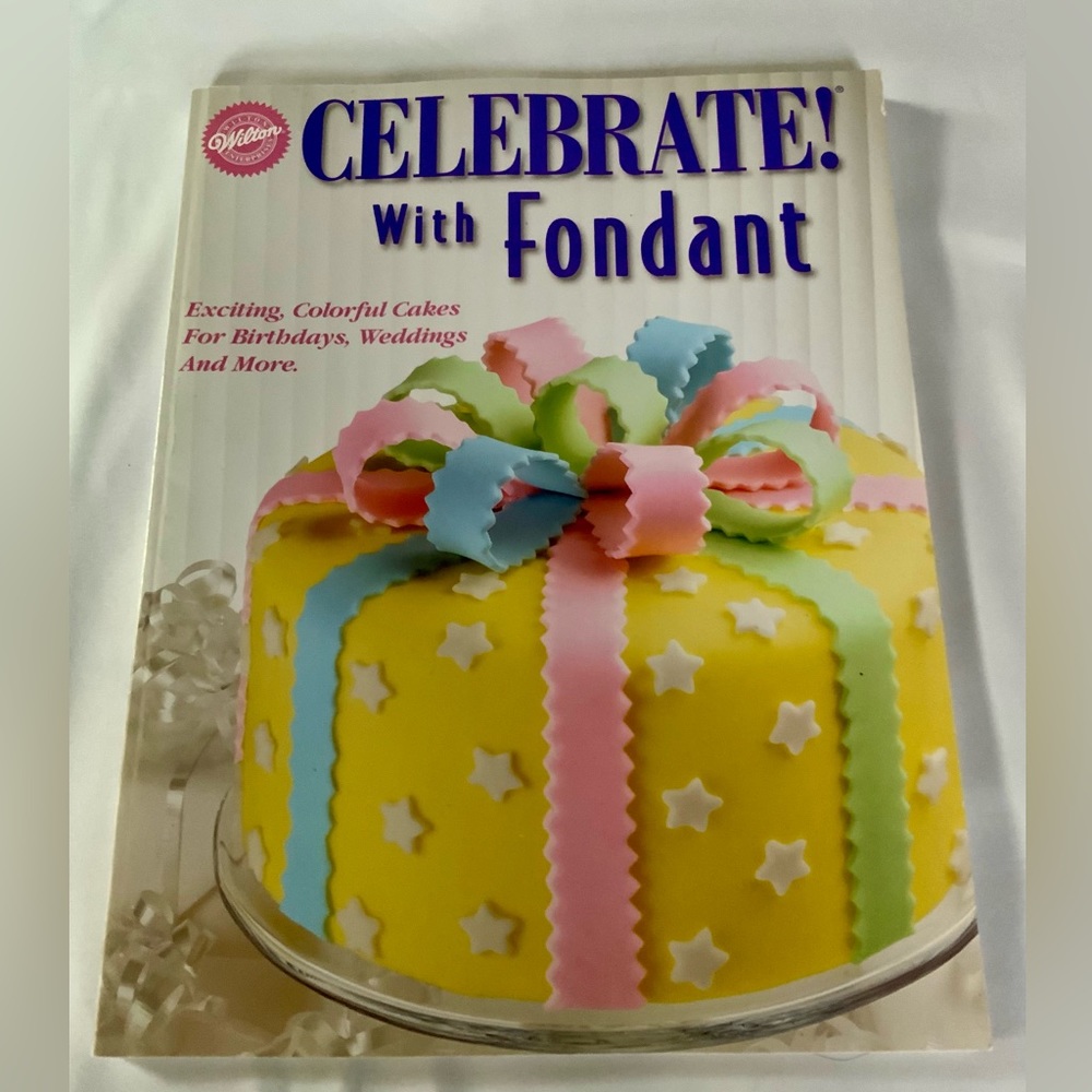 WILTON CELEBRATE! WITH FONDANT